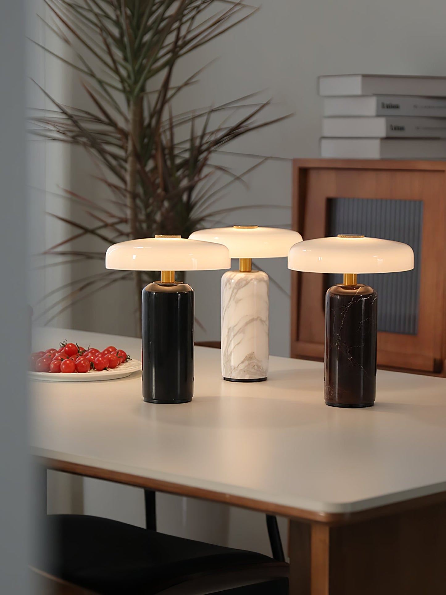 Nowoczesna lampa stołowa z marmurową podstawą i dotykowym sterowaniem LED