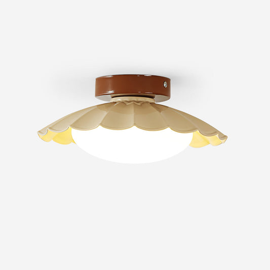 Lampa sufitowa w stylu „falistych chmur”