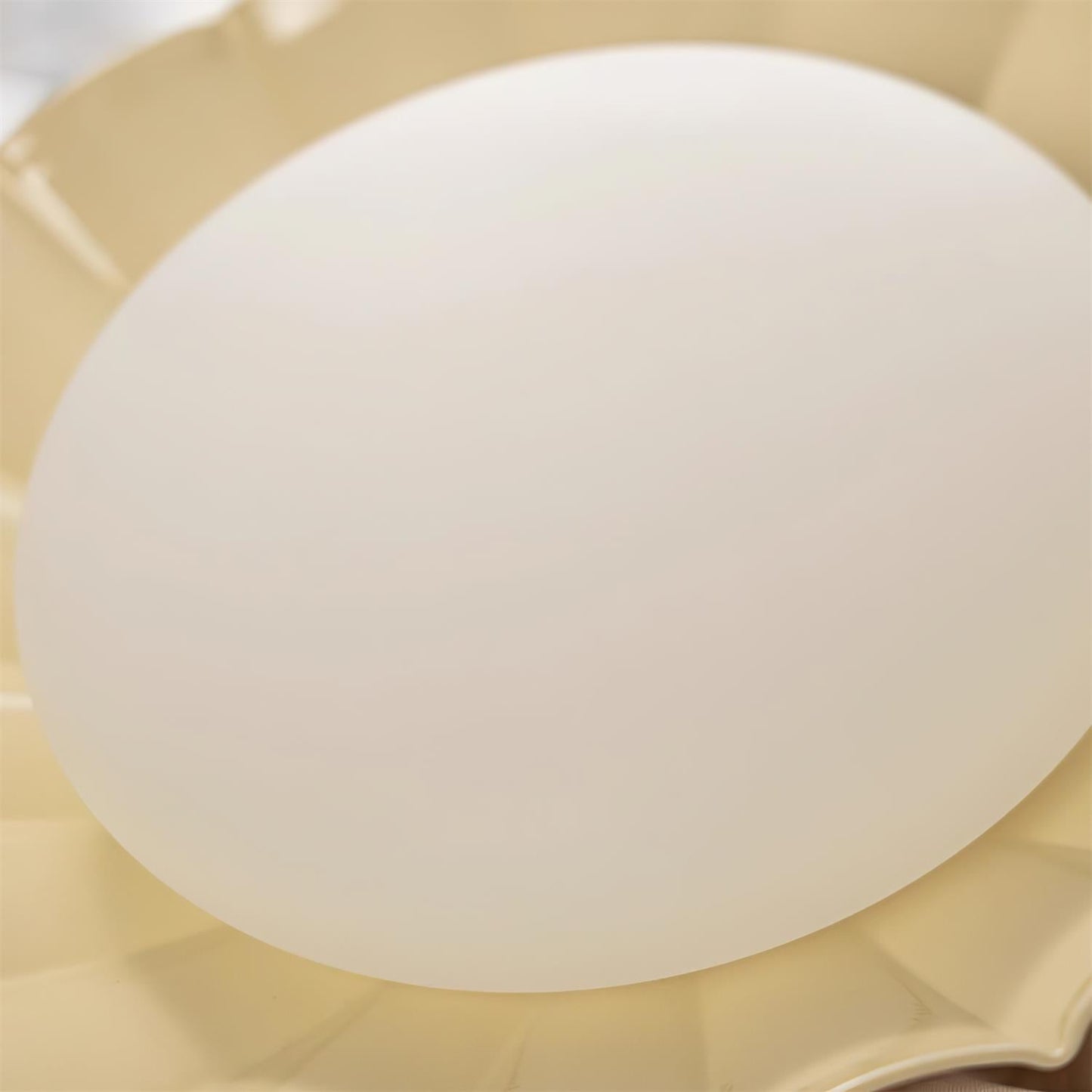 Lampa sufitowa w stylu „falistych chmur”
