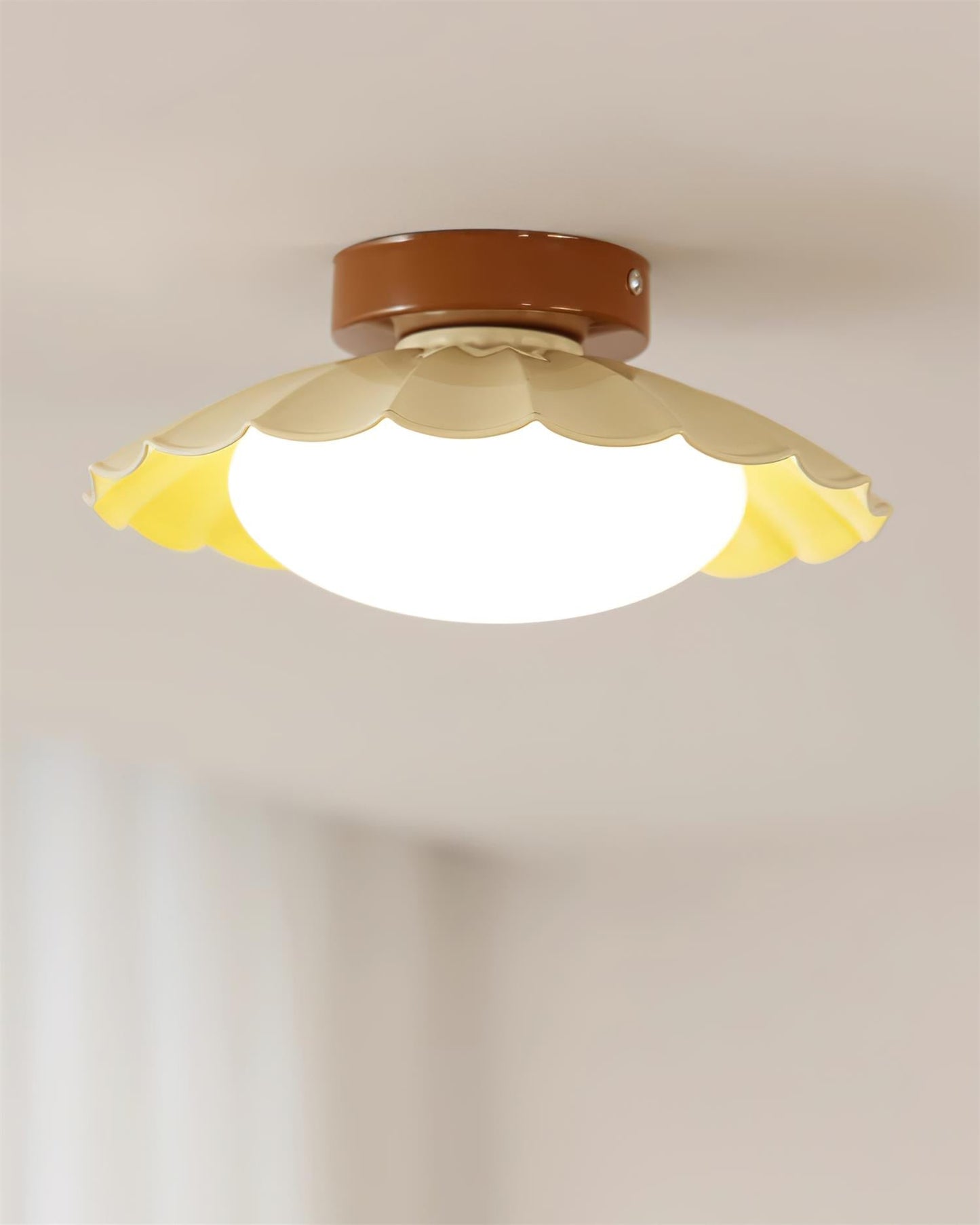 Lampa sufitowa w stylu „falistych chmur”