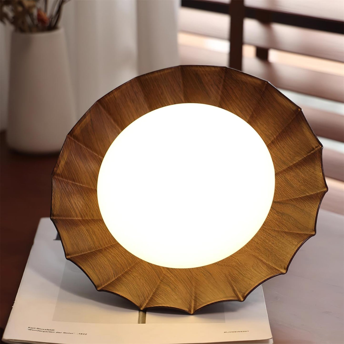 Lampa sufitowa w stylu „falistych chmur”