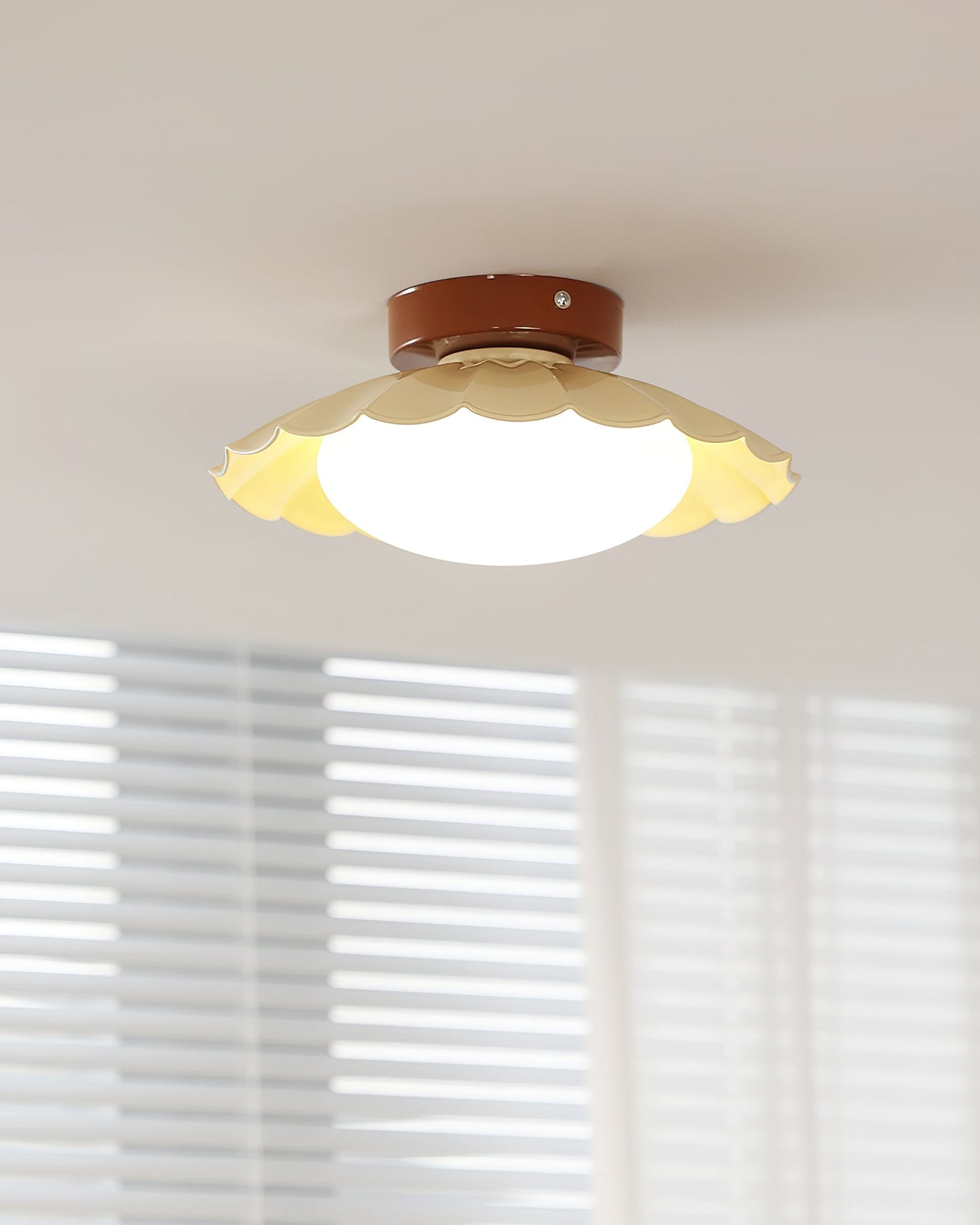 Lampa sufitowa w stylu „falistych chmur”