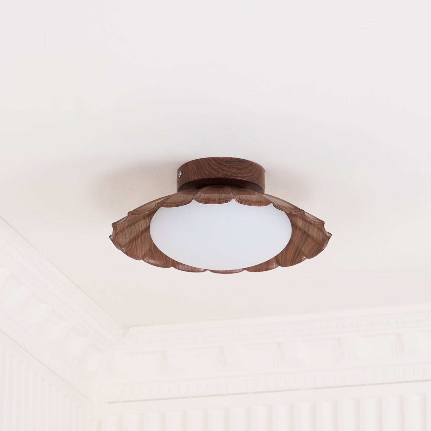 Lampa sufitowa w stylu „falistych chmur”