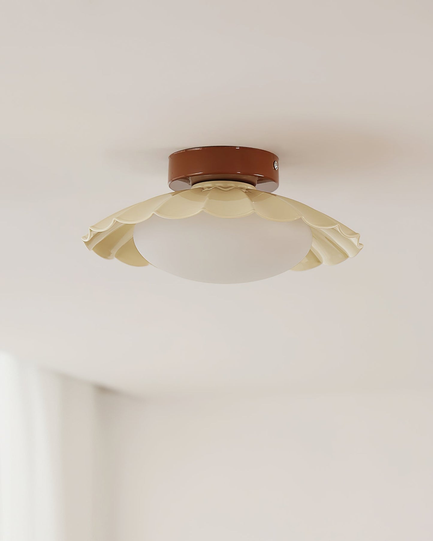 Lampa sufitowa w stylu „falistych chmur”