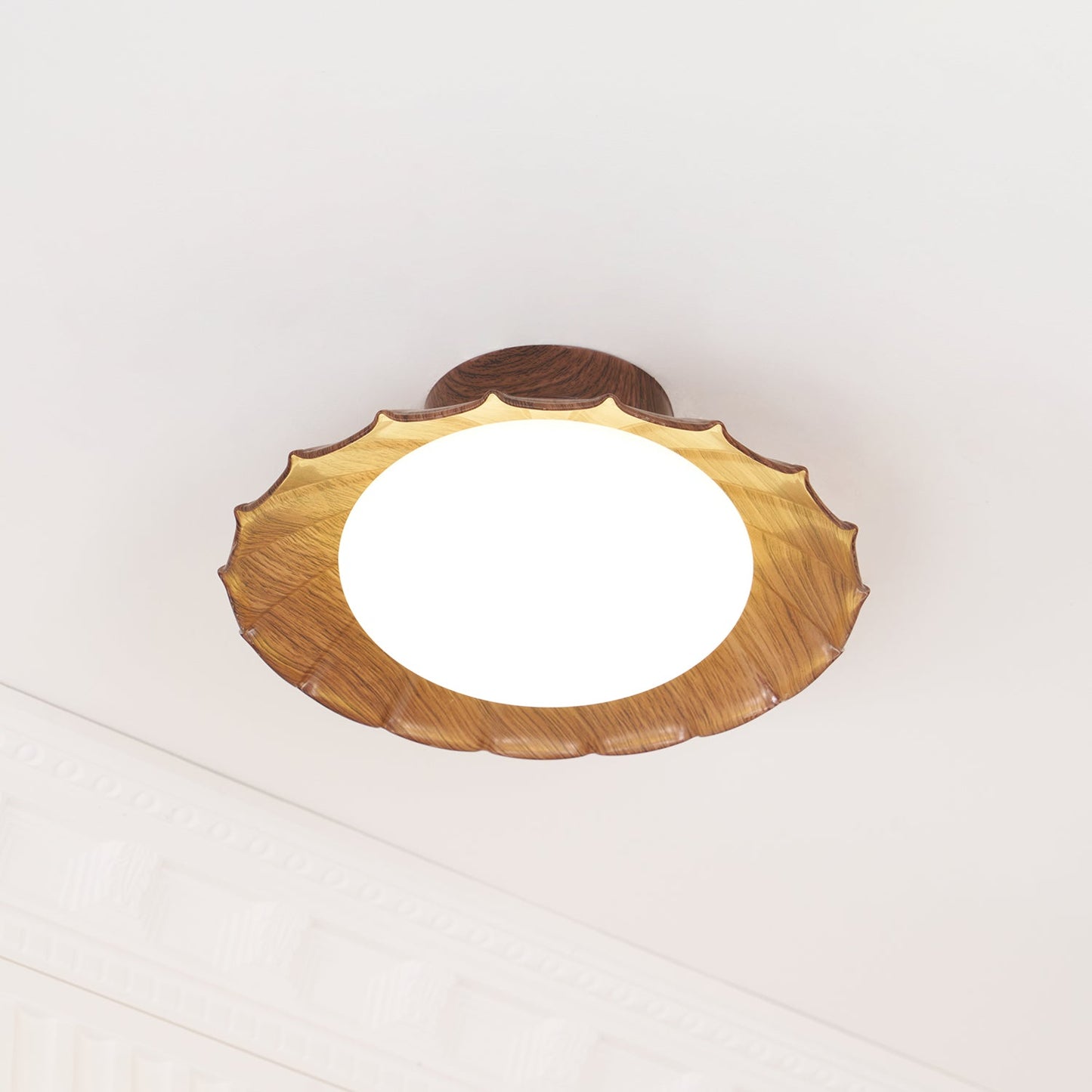 Lampa sufitowa w stylu „falistych chmur”