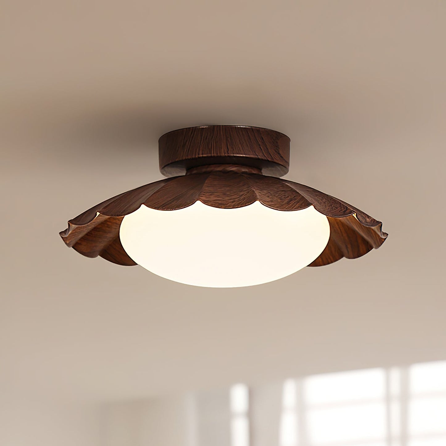 Lampa sufitowa w stylu „falistych chmur”