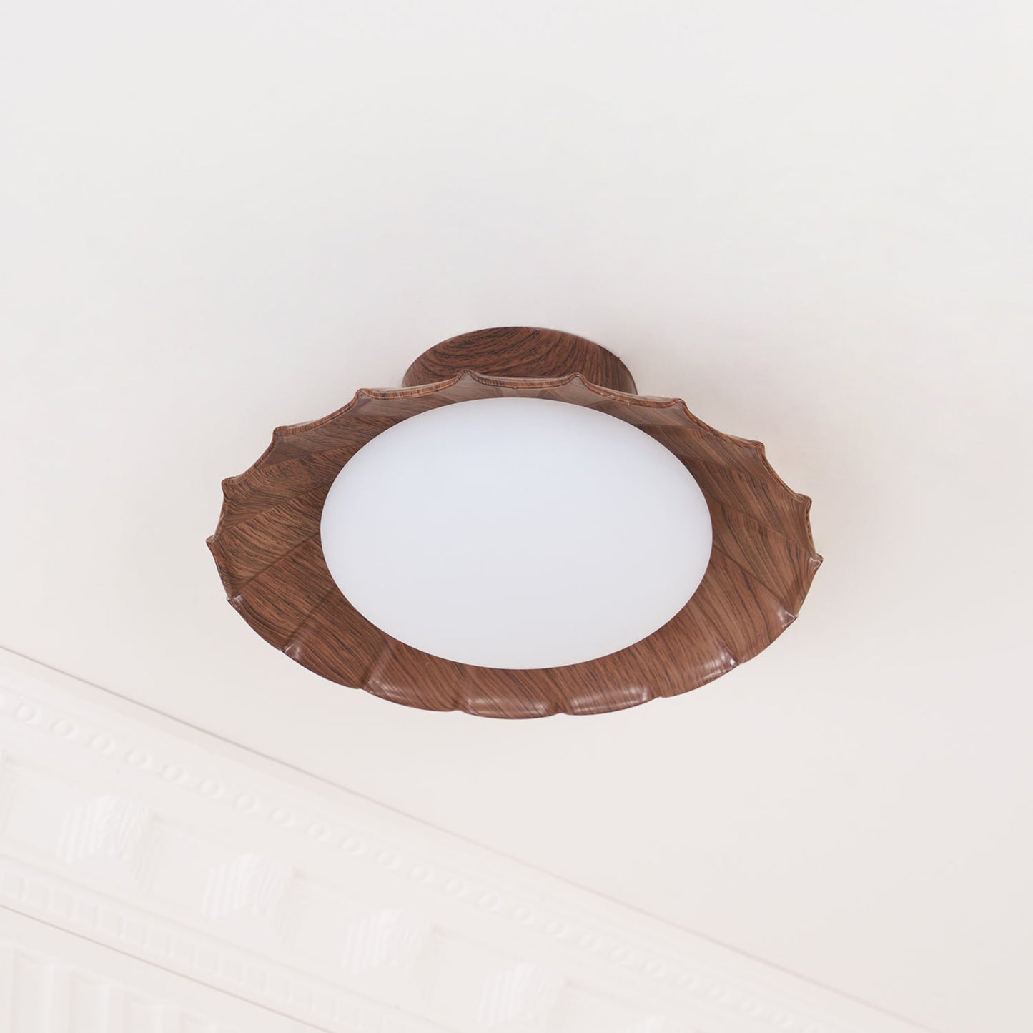 Lampa sufitowa w stylu „falistych chmur”