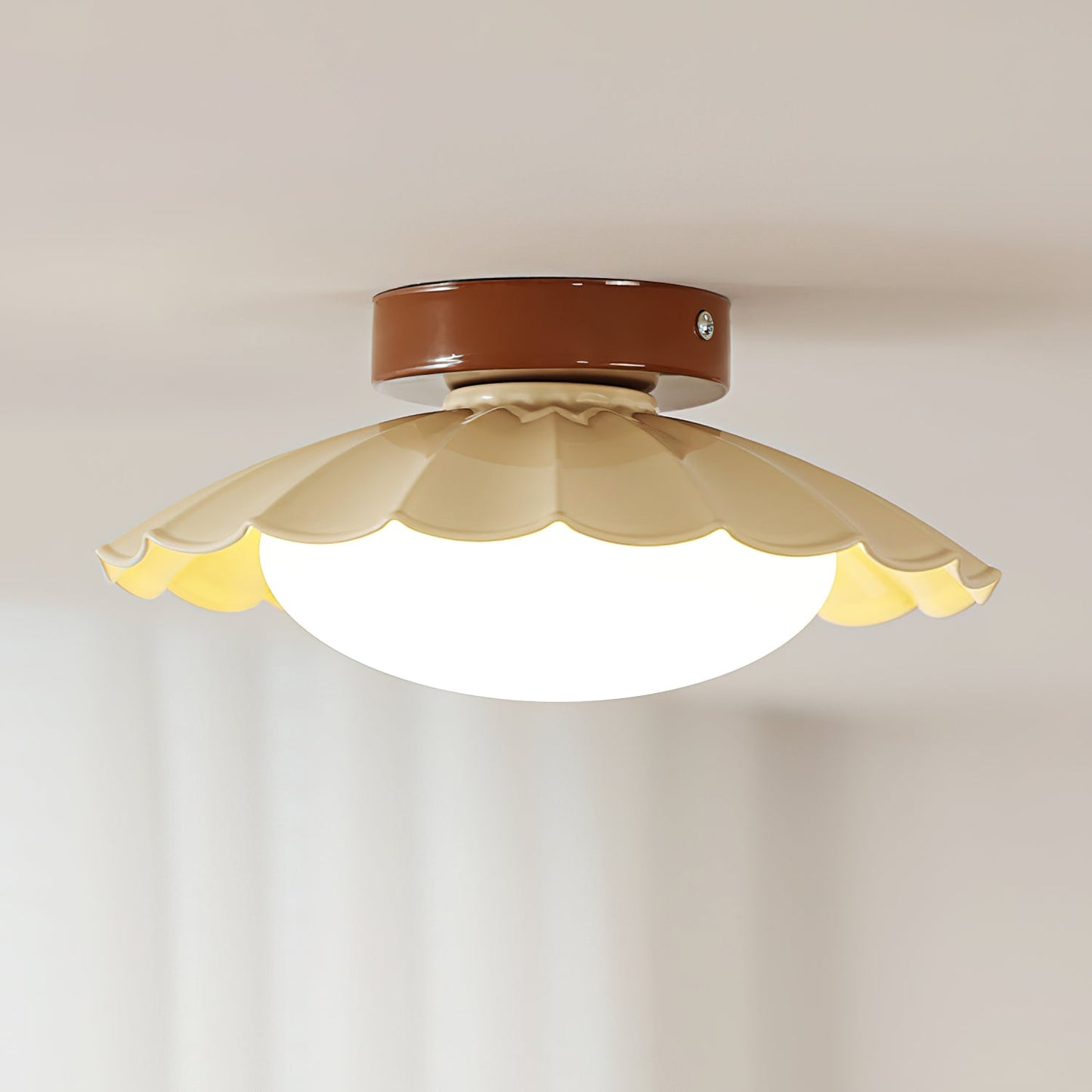 Lampa sufitowa w stylu „falistych chmur”