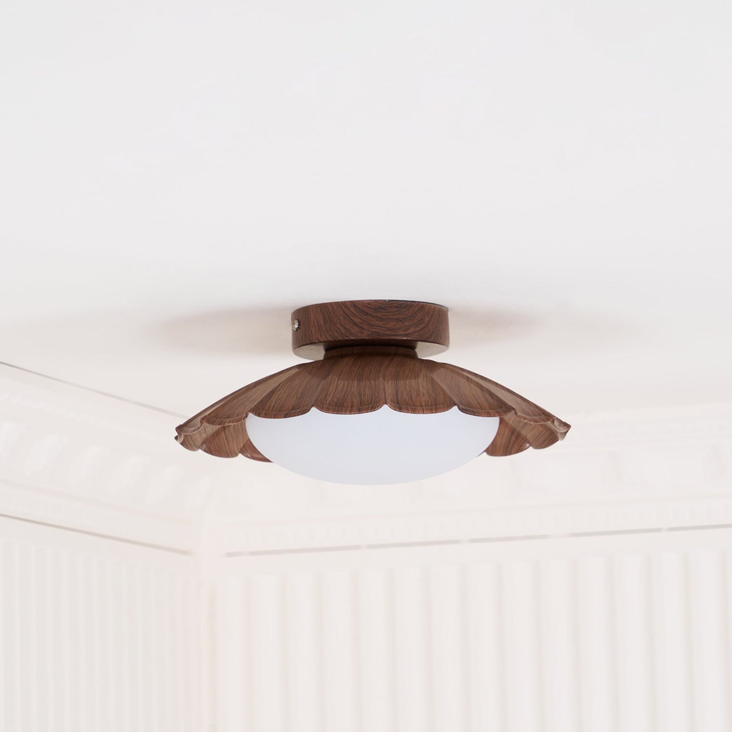Lampa sufitowa w stylu „falistych chmur”