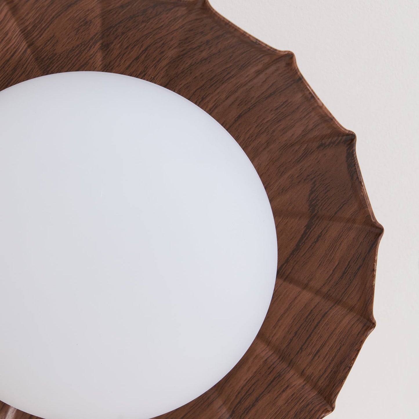 Lampa sufitowa w stylu „falistych chmur”