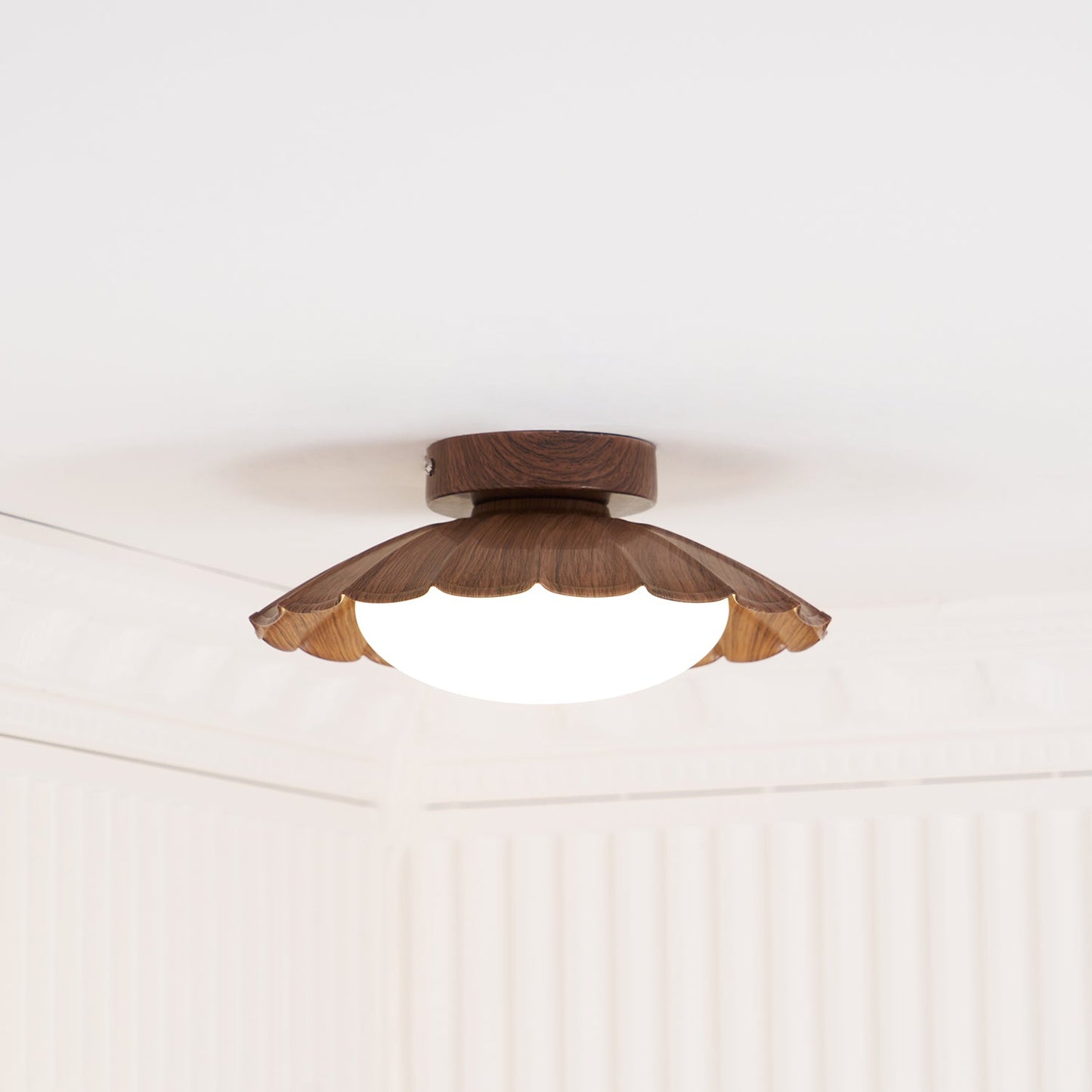Lampa sufitowa w stylu „falistych chmur”