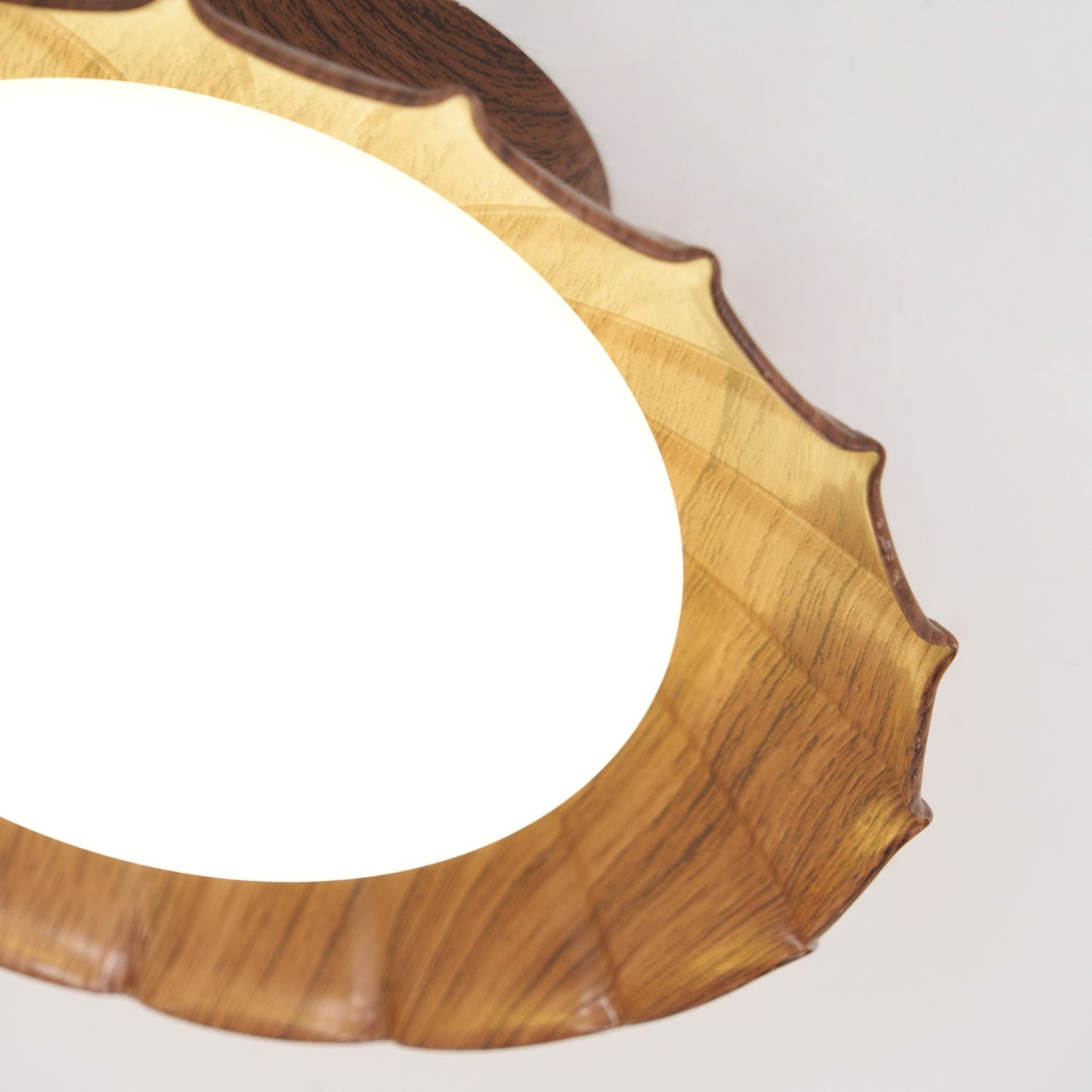 Lampa sufitowa w stylu „falistych chmur”
