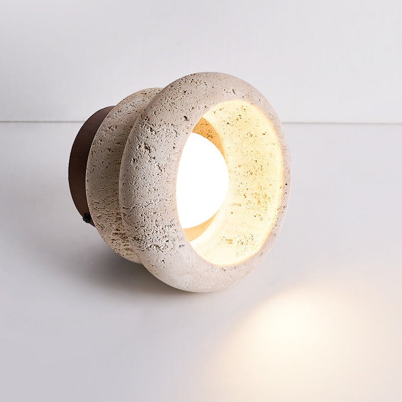 Rzeźbiona lampa sufitowa imitująca kamień