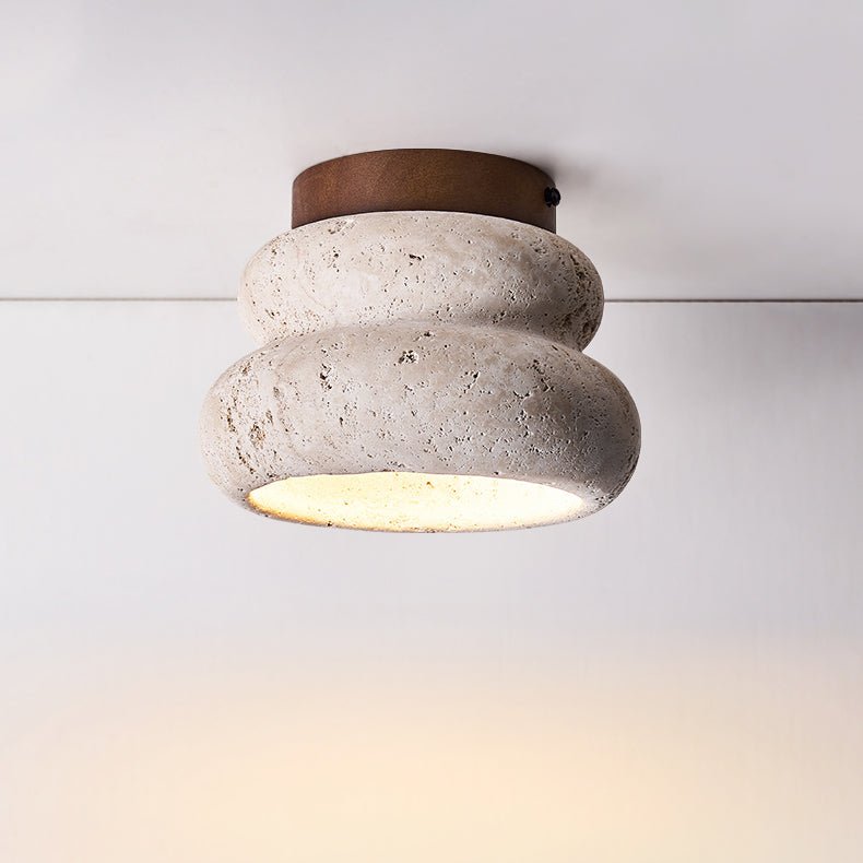 Rzeźbiona lampa sufitowa imitująca kamień
