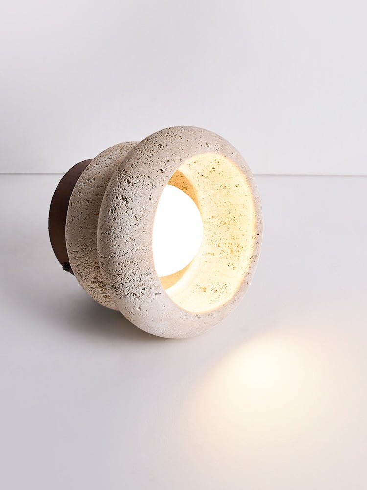 Rzeźbiona lampa sufitowa imitująca kamień
