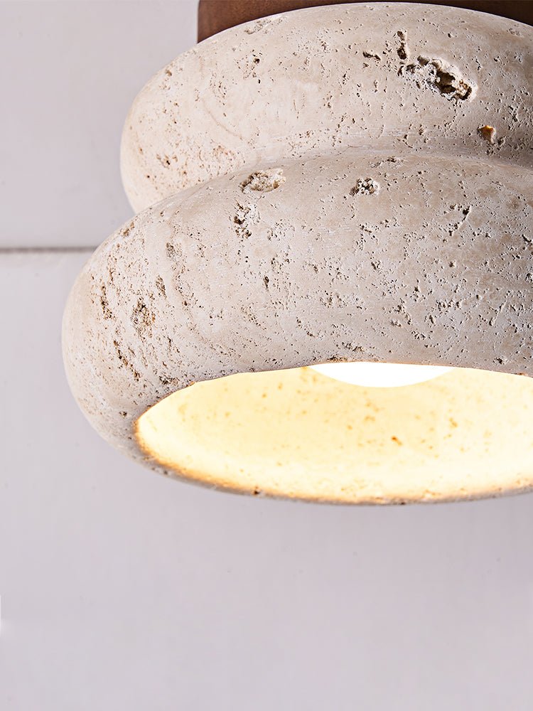 Rzeźbiona lampa sufitowa imitująca kamień