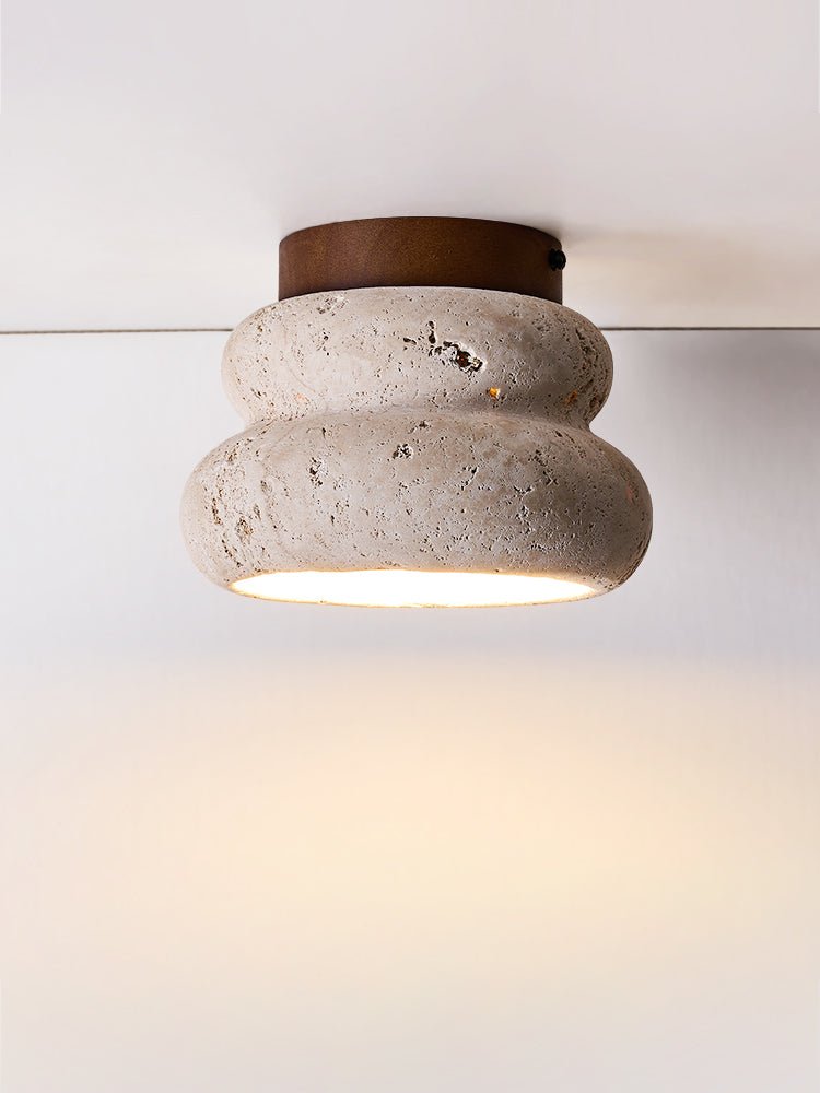 Rzeźbiona lampa sufitowa imitująca kamień