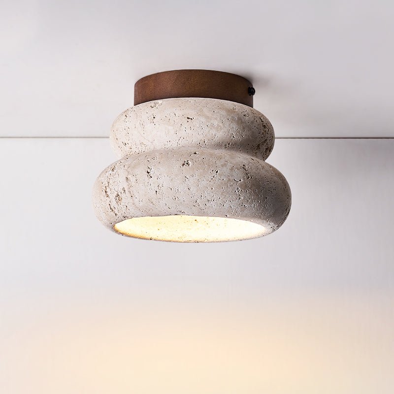 Rzeźbiona lampa sufitowa imitująca kamień