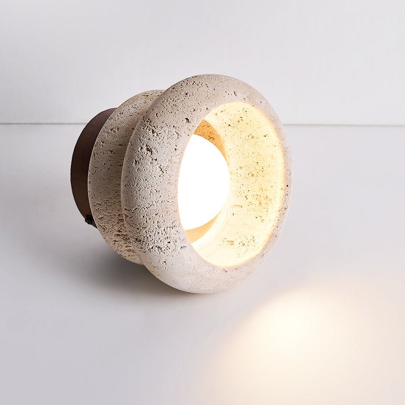 Rzeźbiona lampa sufitowa imitująca kamień