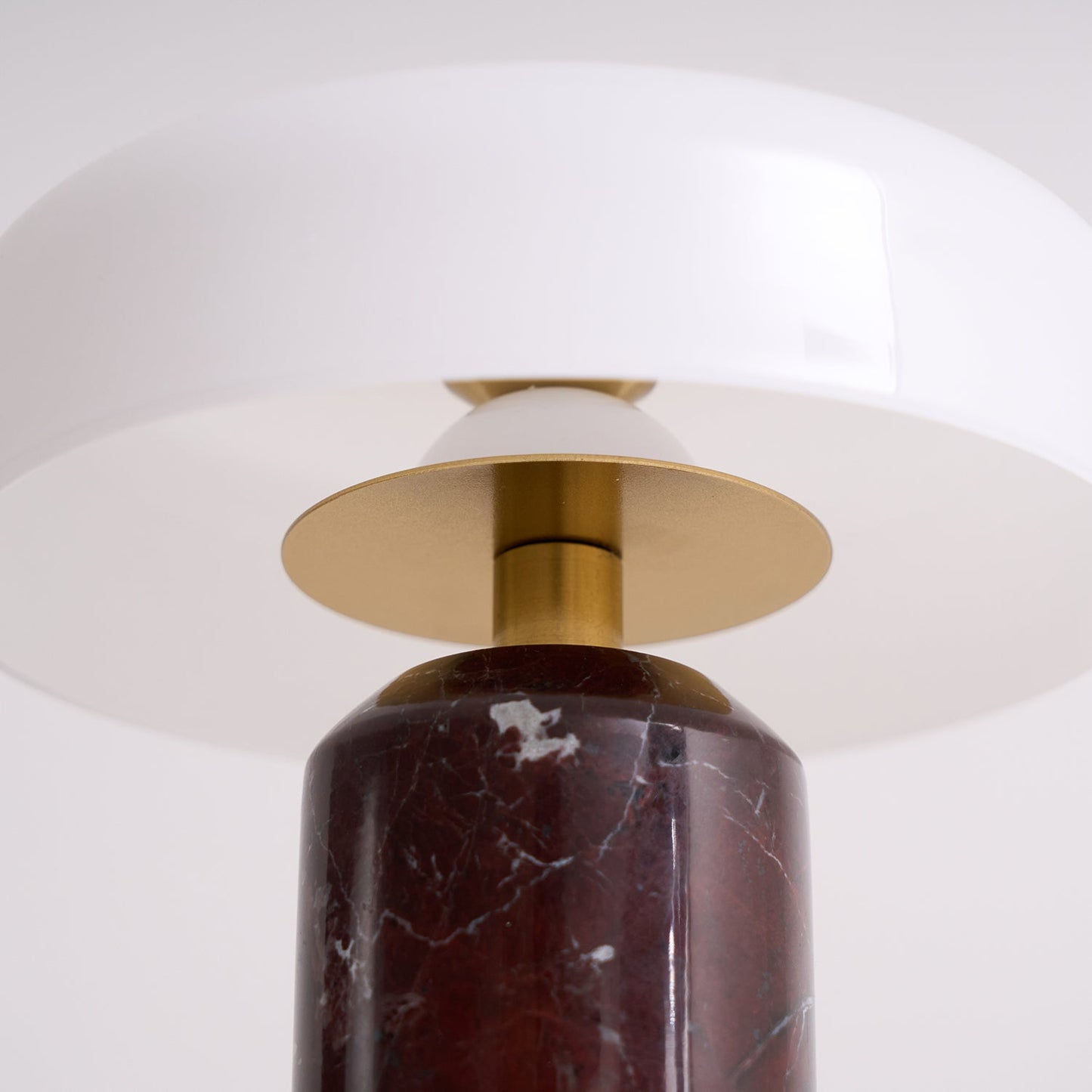 Nowoczesna lampa stołowa z marmurową podstawą i dotykowym sterowaniem LED