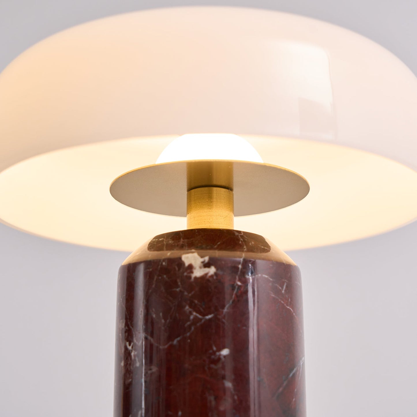 Nowoczesna lampa stołowa z marmurową podstawą i dotykowym sterowaniem LED
