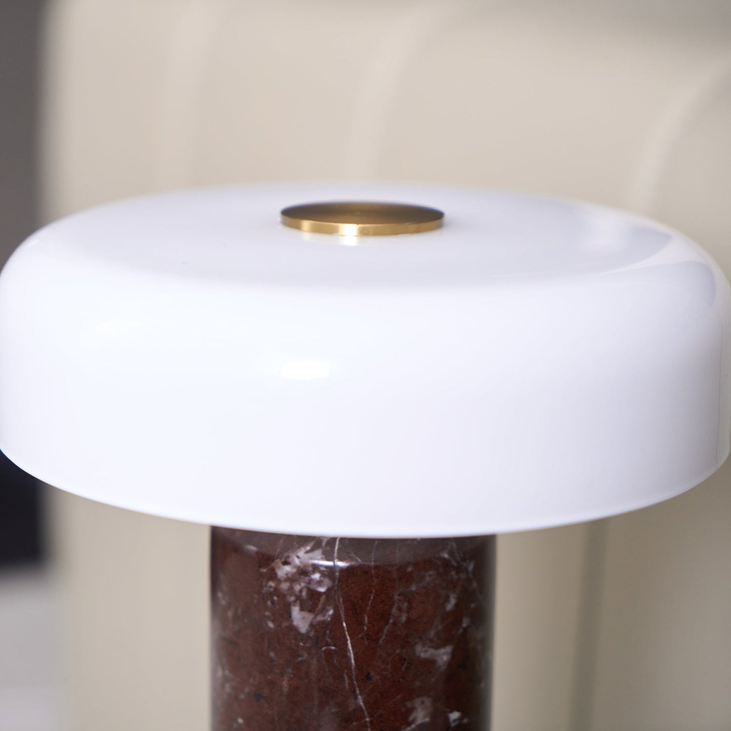 Nowoczesna lampa stołowa z marmurową podstawą i dotykowym sterowaniem LED