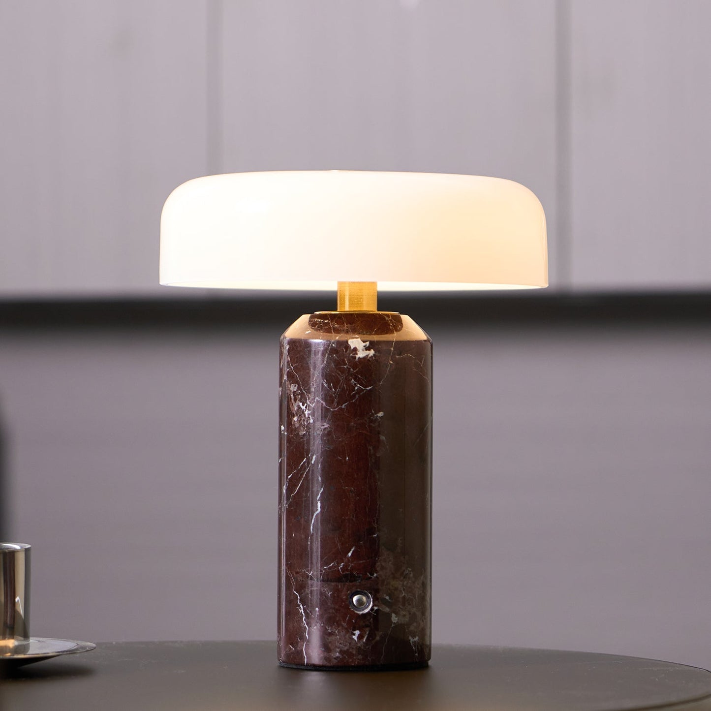 Nowoczesna lampa stołowa z marmurową podstawą i dotykowym sterowaniem LED