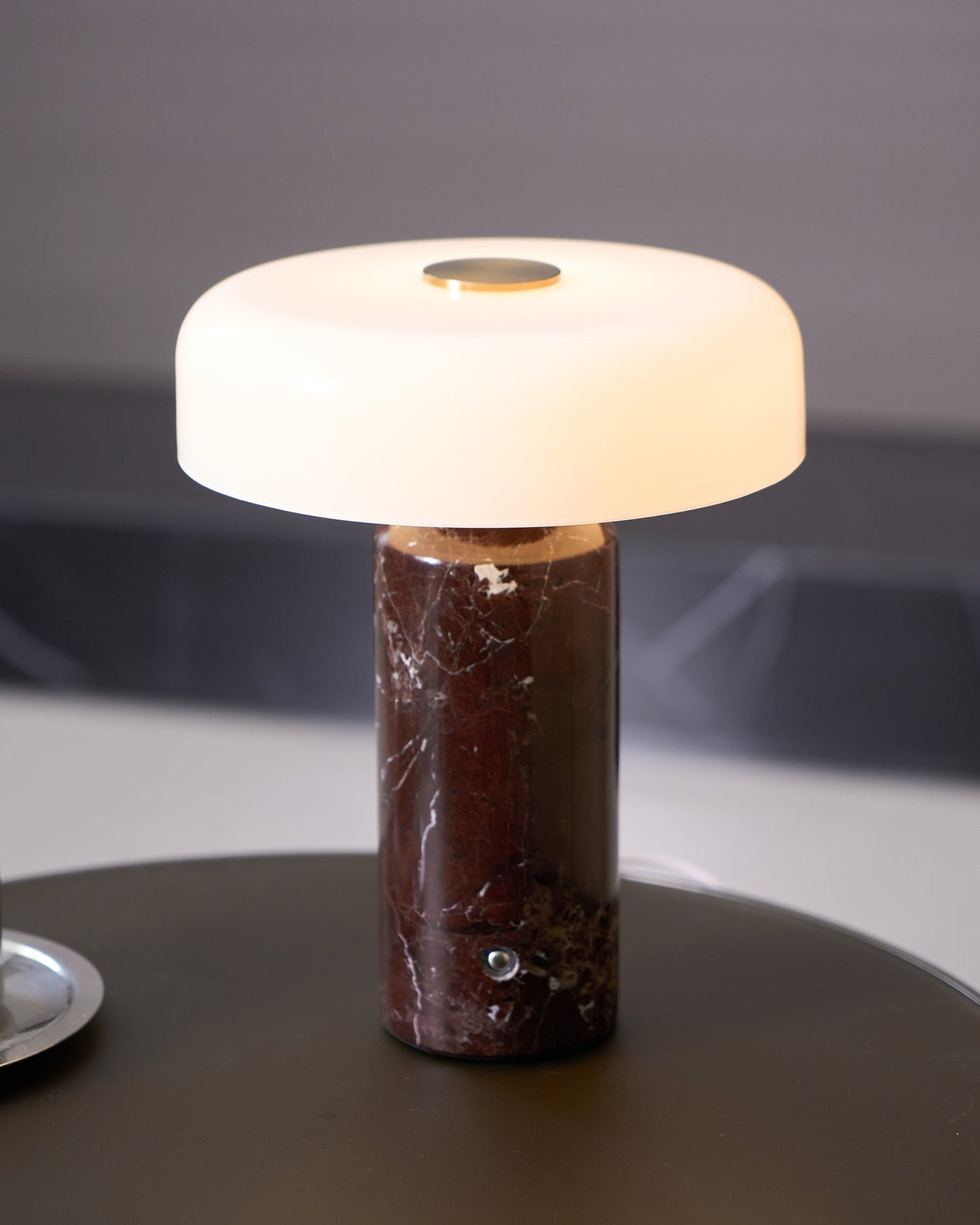 Nowoczesna lampa stołowa z marmurową podstawą i dotykowym sterowaniem LED