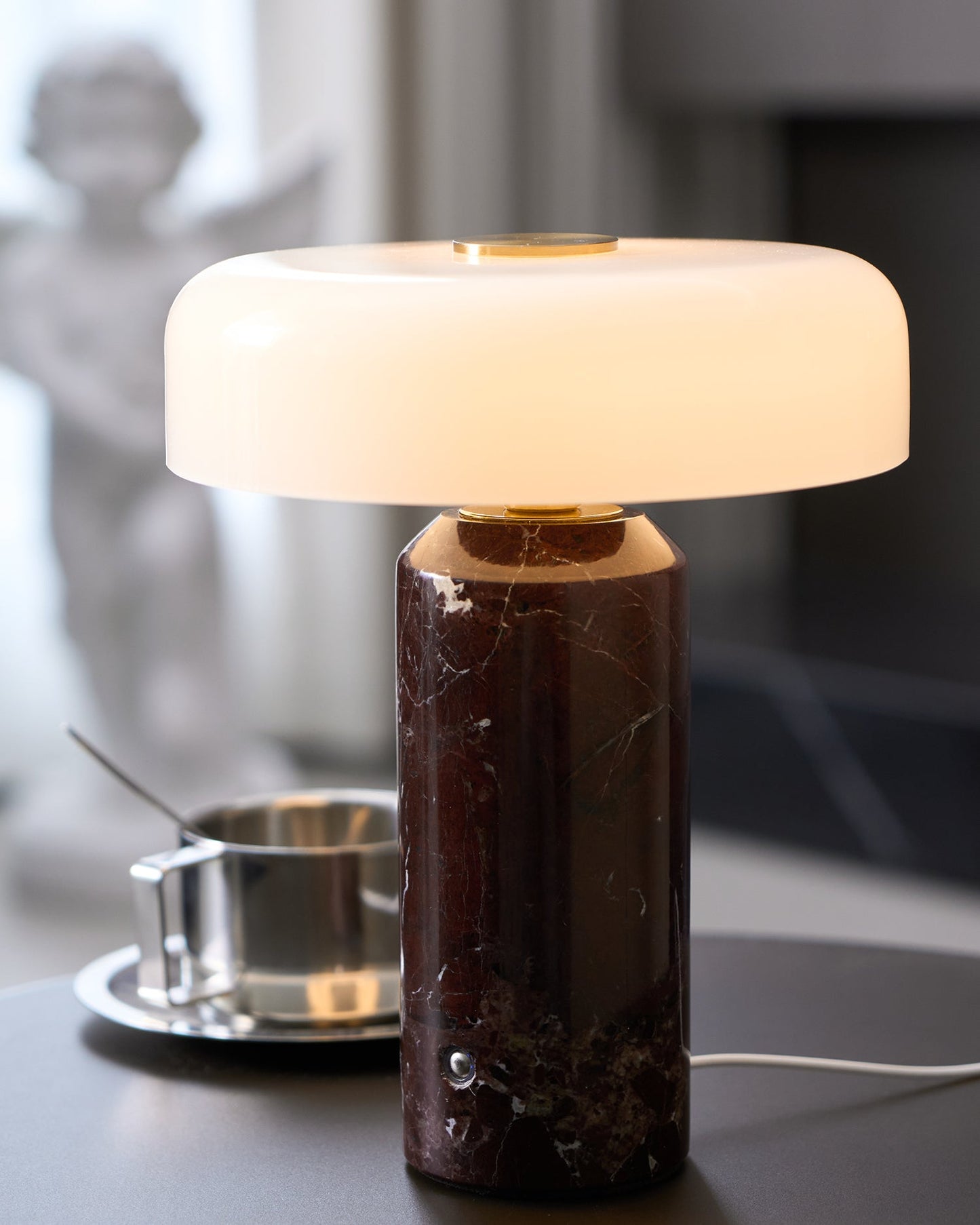 Nowoczesna lampa stołowa z marmurową podstawą i dotykowym sterowaniem LED