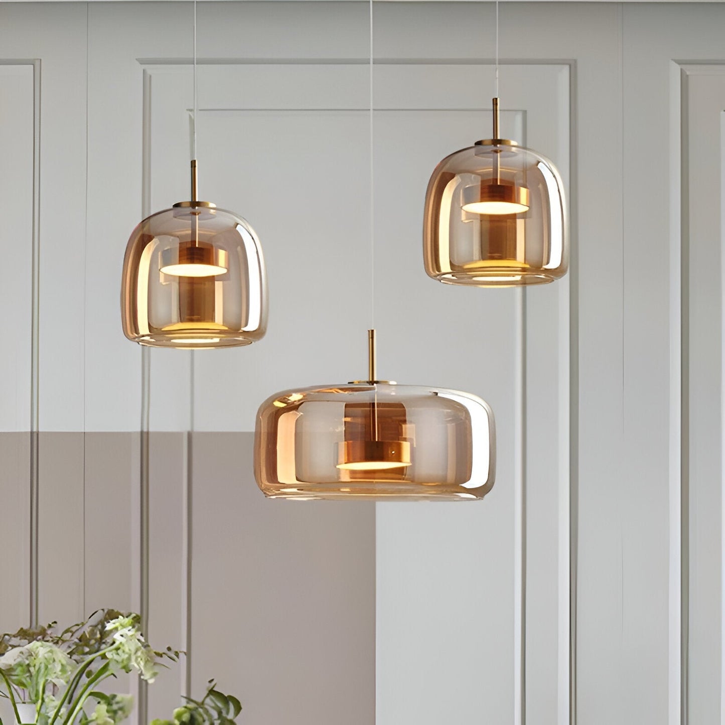 Lampa wisząca w stylu mid-century z trzema kloszami i regulowanymi przewodami