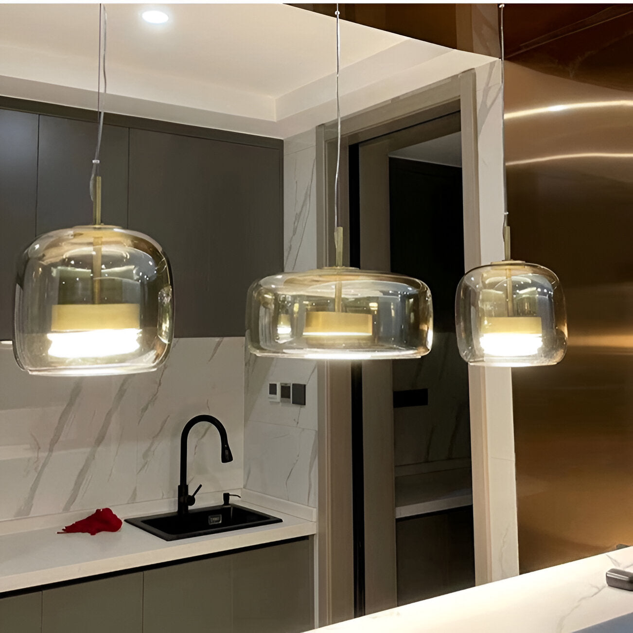 Lampa wisząca w stylu mid-century z trzema kloszami i regulowanymi przewodami