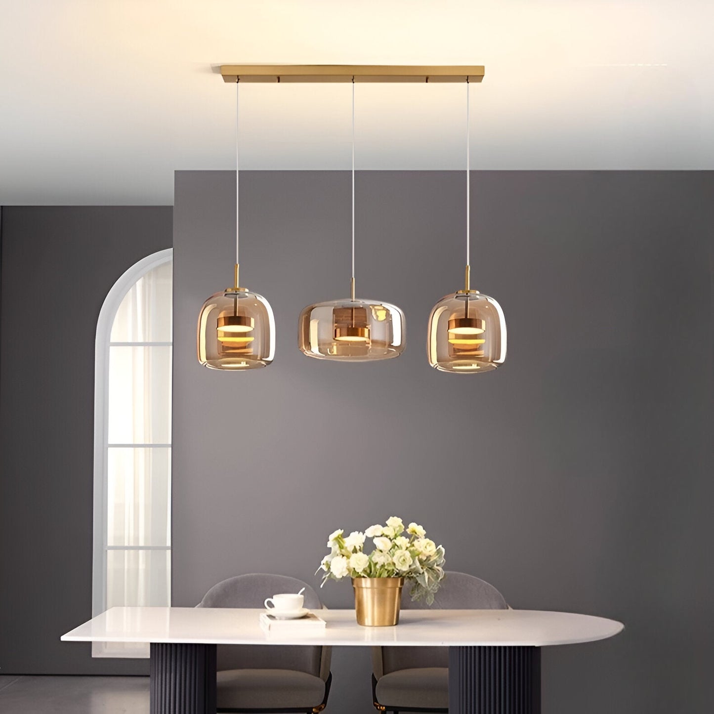 Lampa wisząca w stylu mid-century z trzema kloszami i regulowanymi przewodami