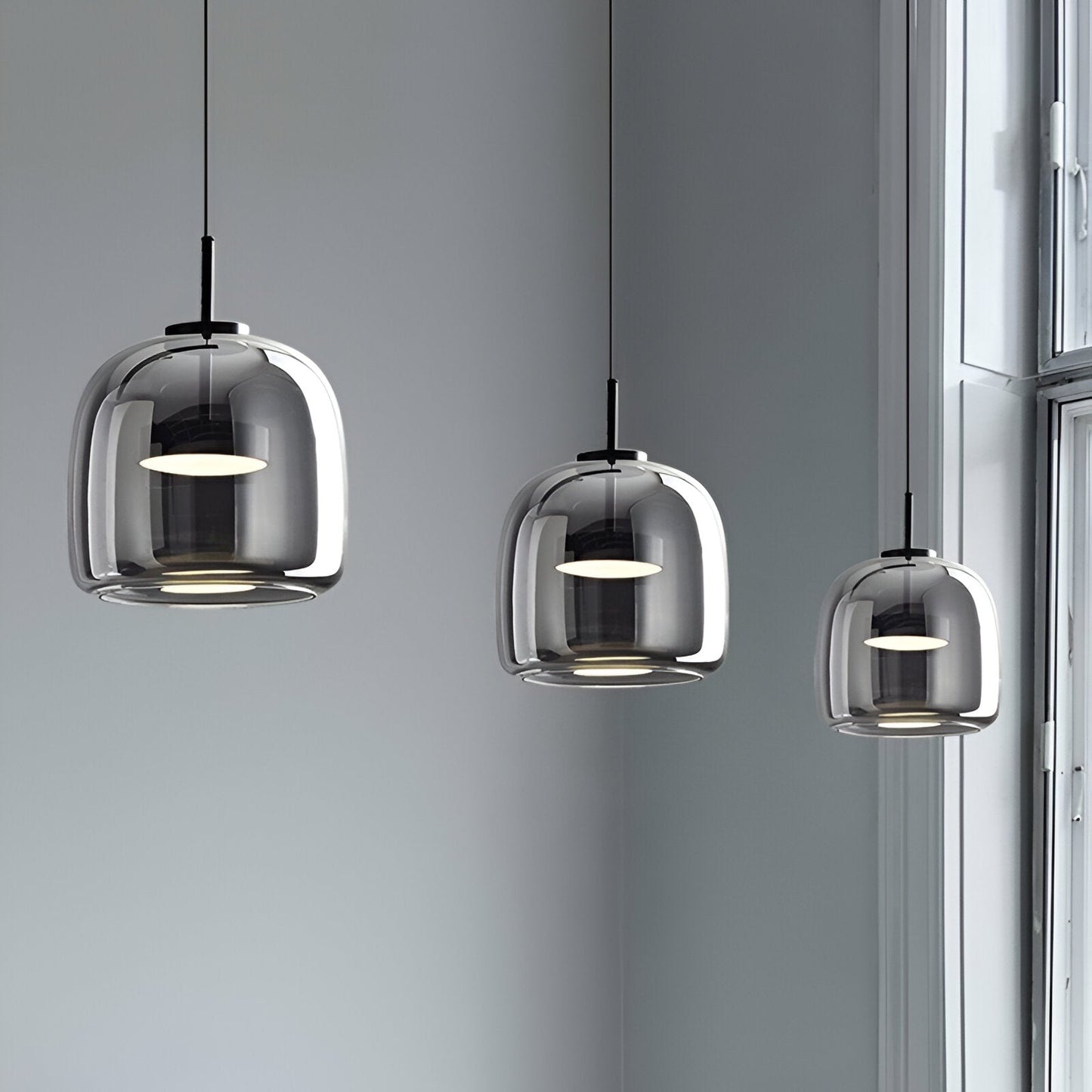 Lampa wisząca w stylu mid-century z trzema kloszami i regulowanymi przewodami