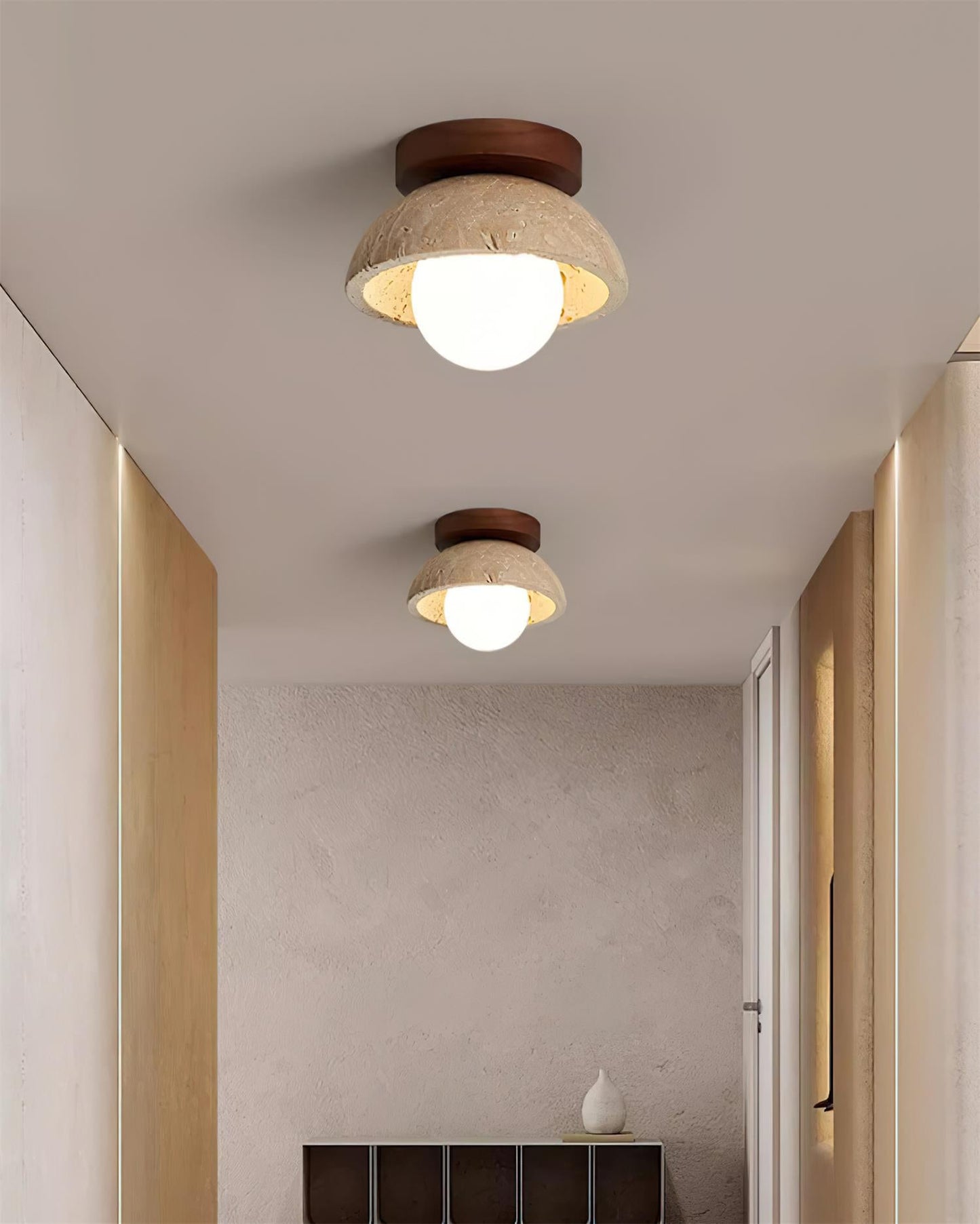 Nowoczesna lampa sufitowa z kamienia o fakturze i drewnianą podstawą