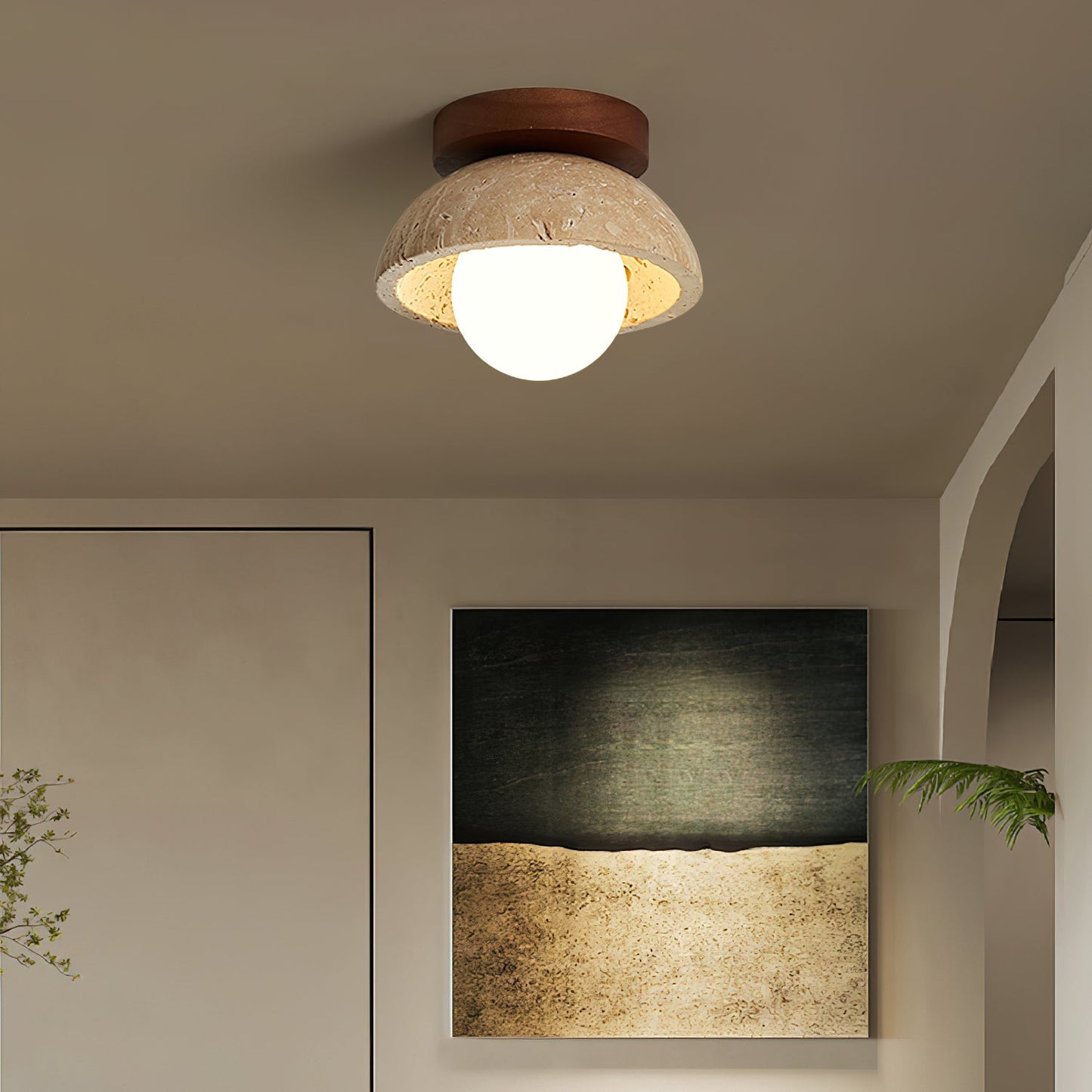 Nowoczesna lampa sufitowa z kamienia o fakturze i drewnianą podstawą