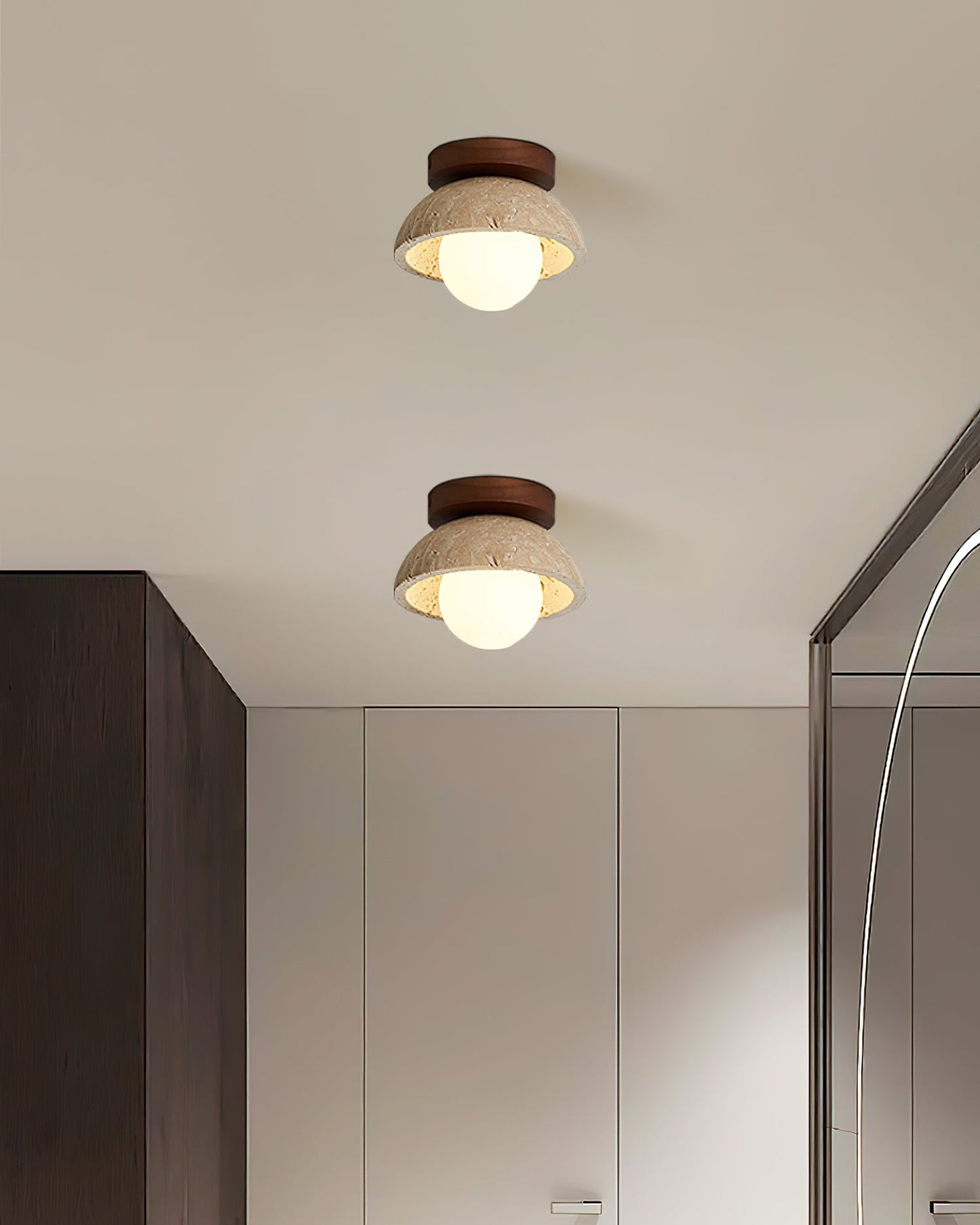Nowoczesna lampa sufitowa z kamienia o fakturze i drewnianą podstawą