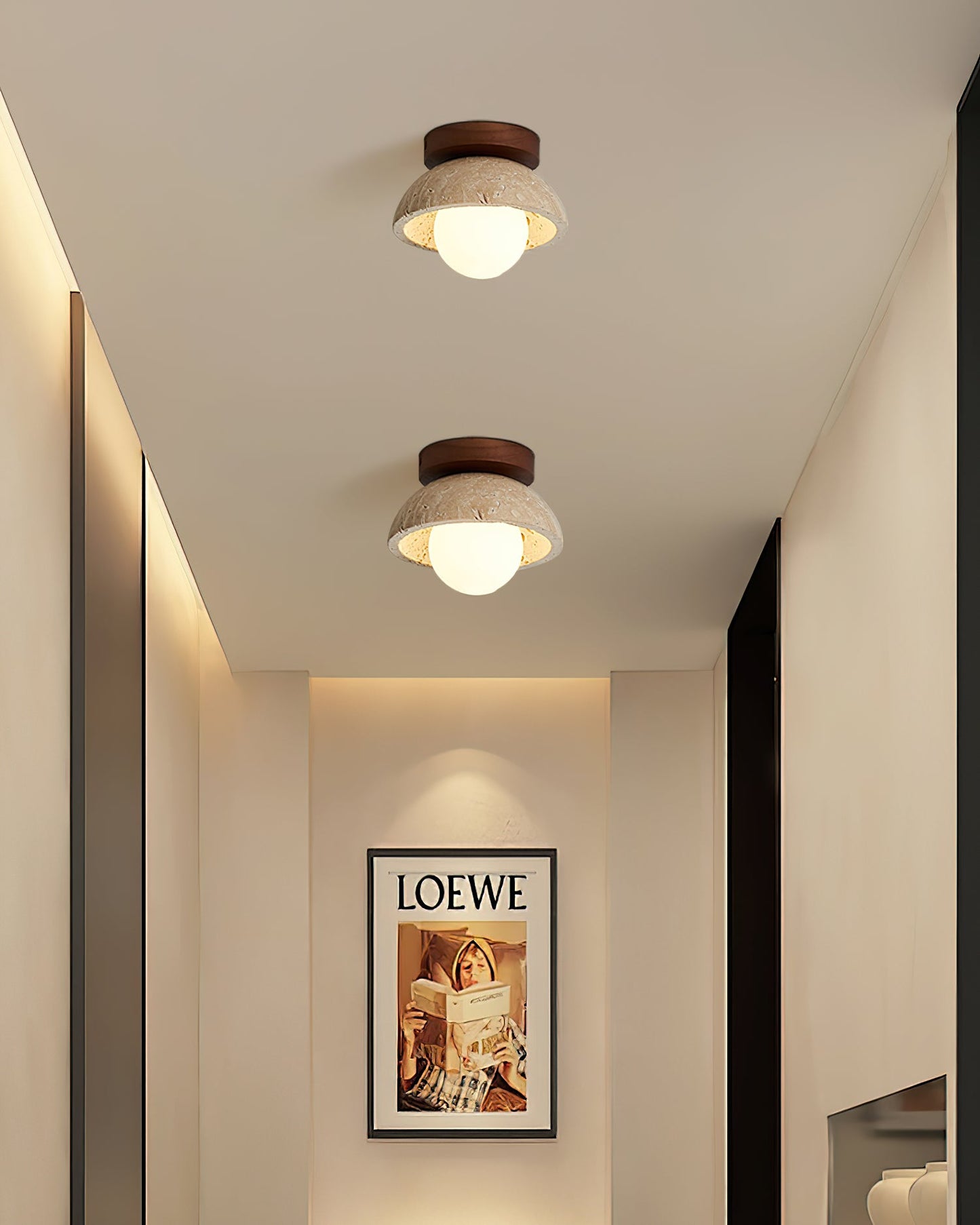Nowoczesna lampa sufitowa z kamienia o fakturze i drewnianą podstawą