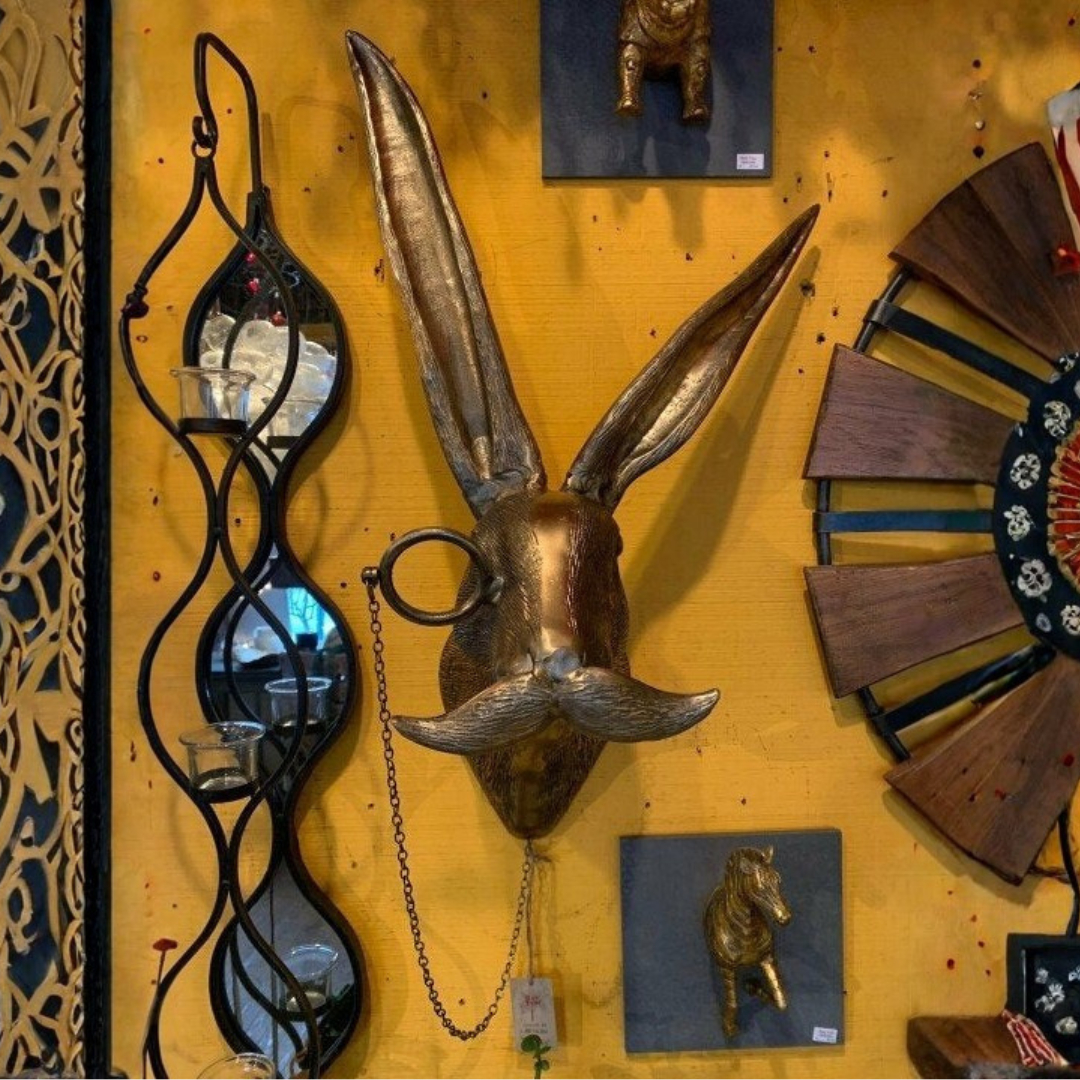 Artystyczna dekoracja ścienna z głową jelenia i detalicznymi rogami