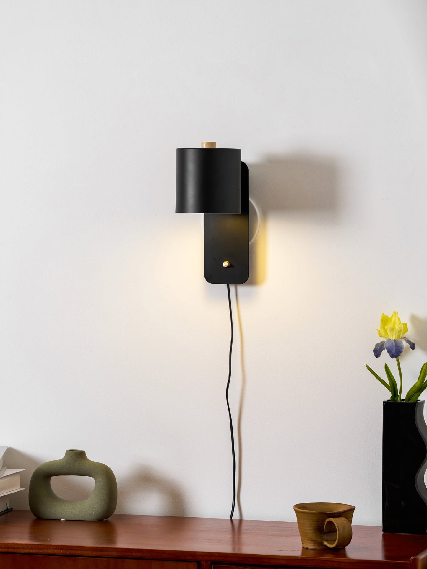 Regulowana kinkietowa lampa ścienna z wtyczką, przeznaczona do umieszczenia przy łóżku