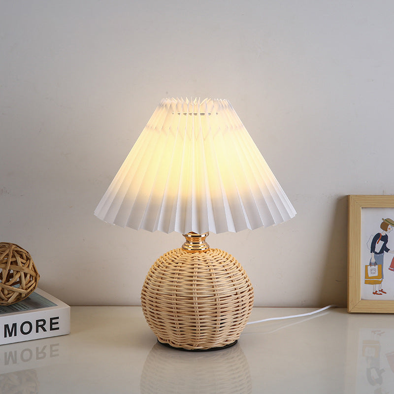Lampa stołowa z plisowaną osłoną w stylu skandynawskim i oświetleniem LED