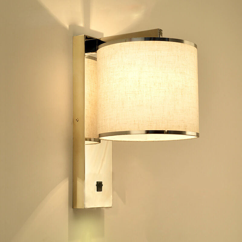 Nowoczesna kinkietowa lampa ścienna do wnętrz z złotymi akcentami