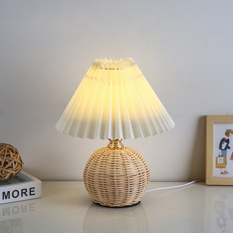 Lampa stołowa z plisowaną osłoną w stylu skandynawskim i oświetleniem LED