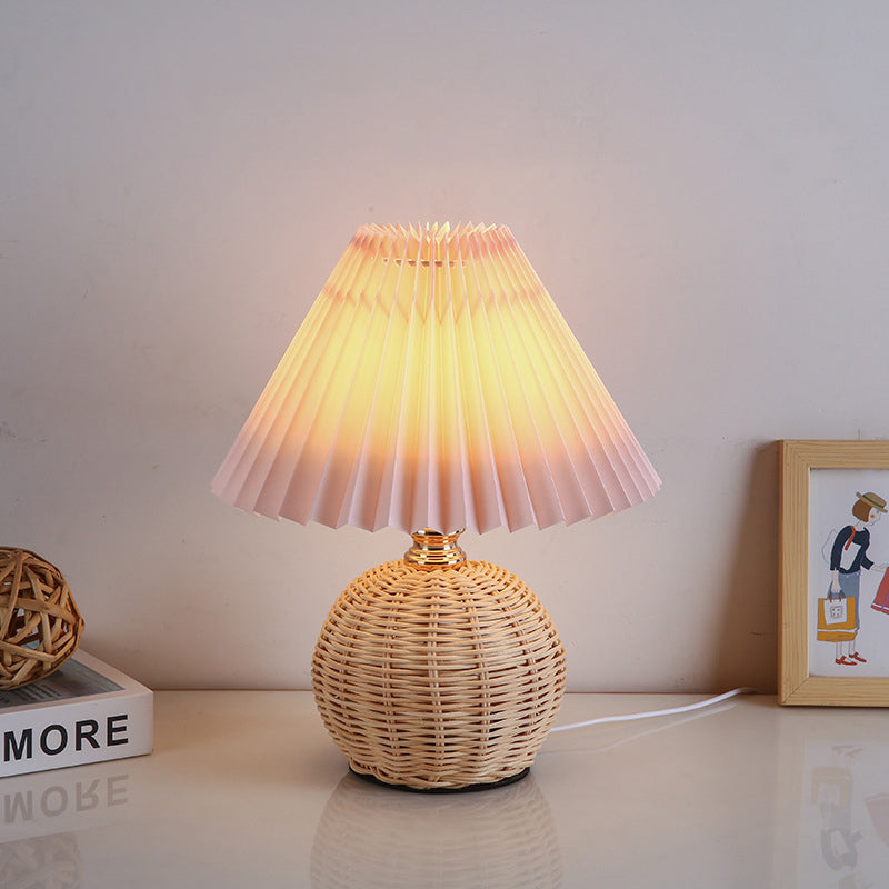 Lampa stołowa z plisowaną osłoną w stylu skandynawskim i oświetleniem LED