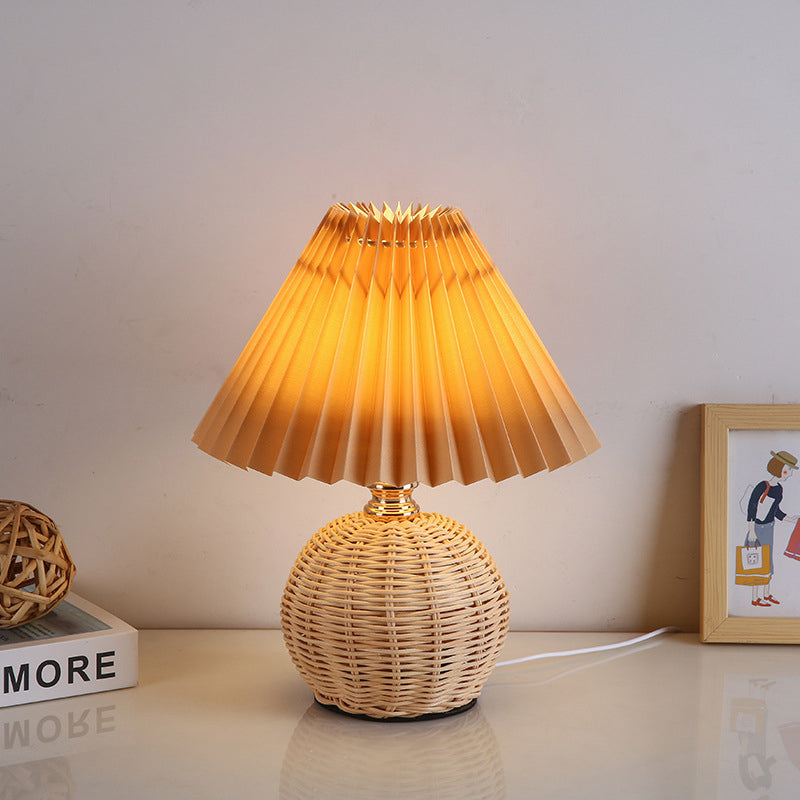 Lampa stołowa z plisowaną osłoną w stylu skandynawskim i oświetleniem LED