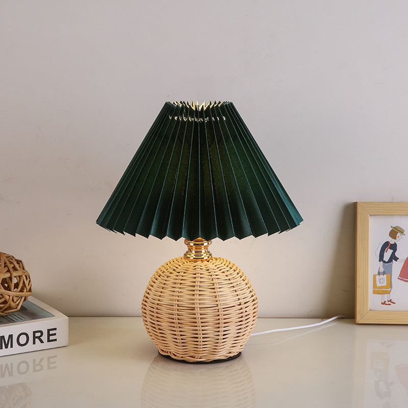 Lampa stołowa z plisowaną osłoną w stylu skandynawskim i oświetleniem LED