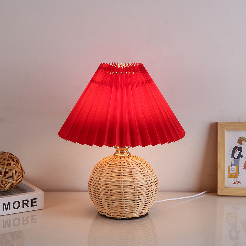 Lampa stołowa z plisowaną osłoną w stylu skandynawskim i oświetleniem LED