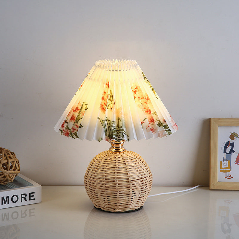 Lampa stołowa z plisowaną osłoną w stylu skandynawskim i oświetleniem LED