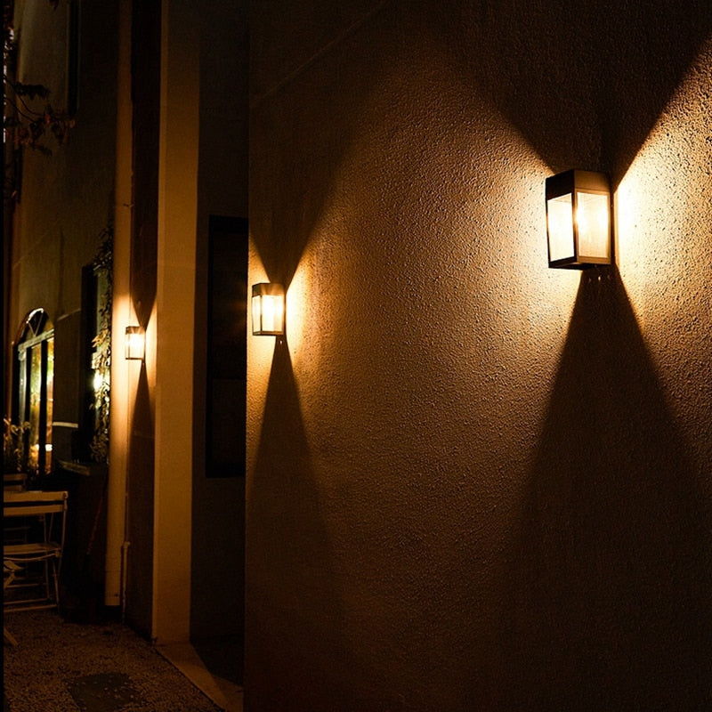 Zewnętrzna lampa ścienna na energię słoneczną z czujnikiem zmierzchu do ogrodzeń ogrodowych