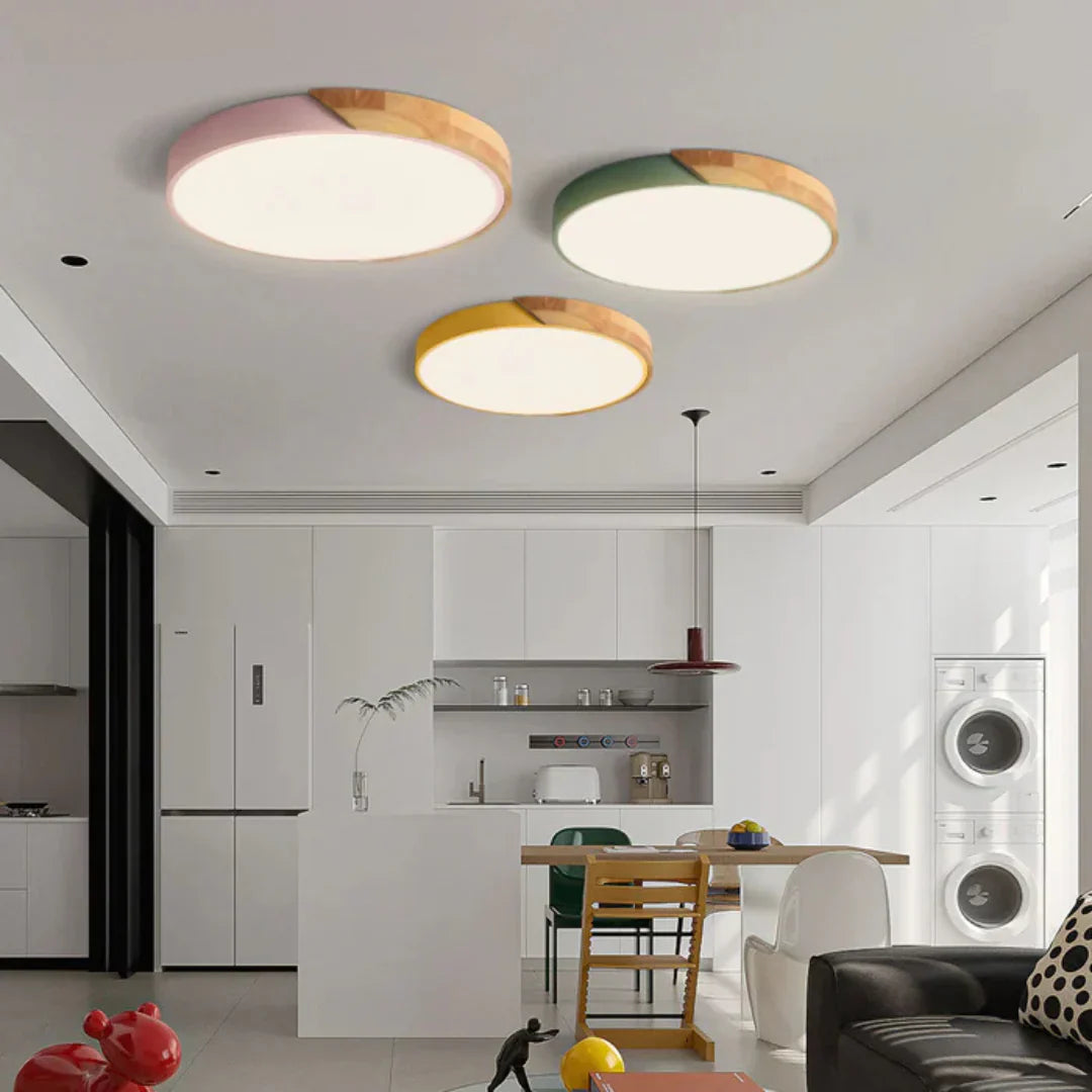 Lampa sufitowa LED w stylu skandynawskim z drewnianymi akcentami