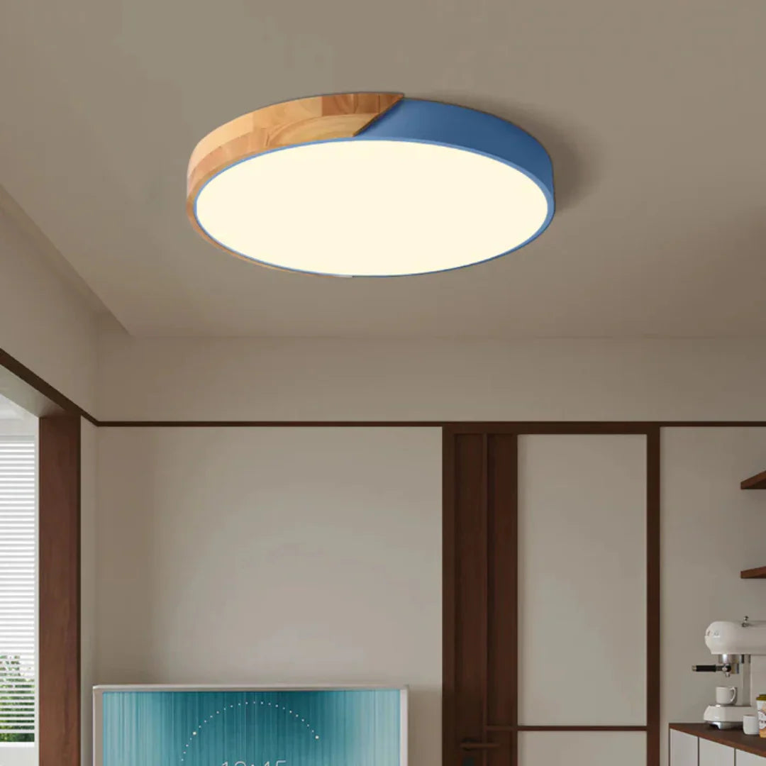 Lampa sufitowa LED w stylu skandynawskim z drewnianymi akcentami
